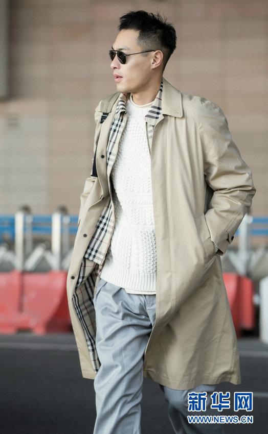 杨佑宁受邀纽约时装周 运动复古风轻装现身_大燕网站