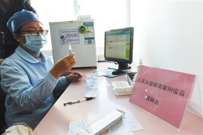 2018年1月9日,浙江杭州,医护人员在进行4价hpv疫苗接种准备.