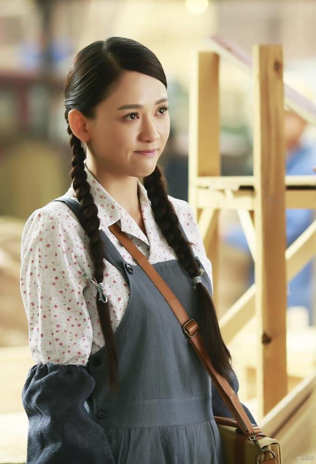 《北京时间》陈乔恩变身工装女神 再现浪漫青