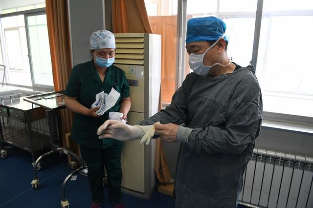 北京医生援助藏区 边吸氧边为患儿做手术