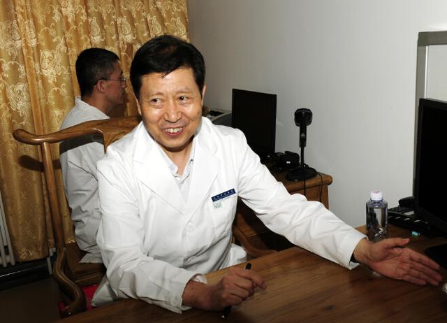 全国名老中医药专家柴瑞霭在北京中医医院出诊