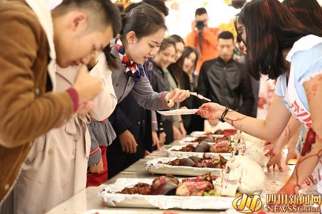 敢吃吗？高校食堂万圣节推“人体”大餐