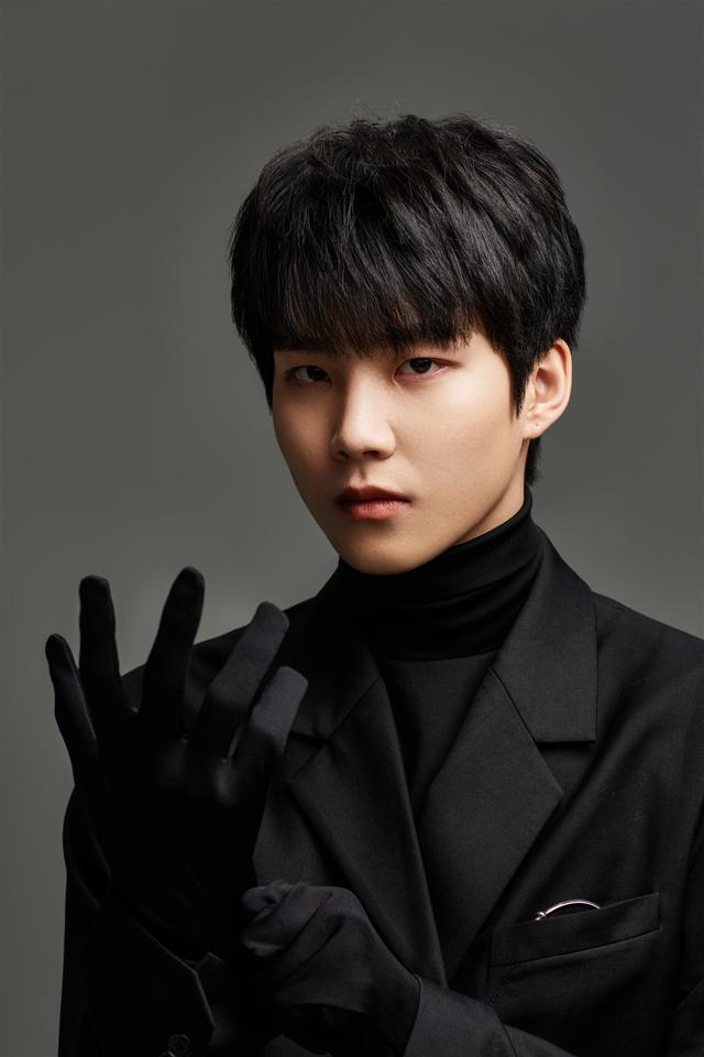 周彦辰出演《晨阳》反派 黑色系写真曝光冷峻