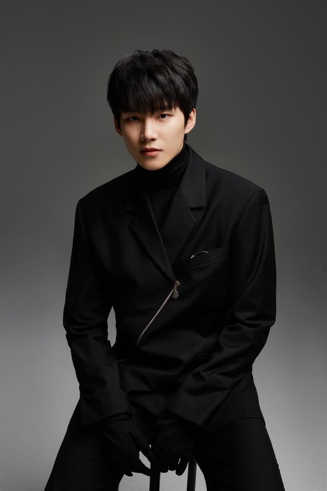 周彦辰出演《晨阳》反派 黑色系写真曝光冷峻
