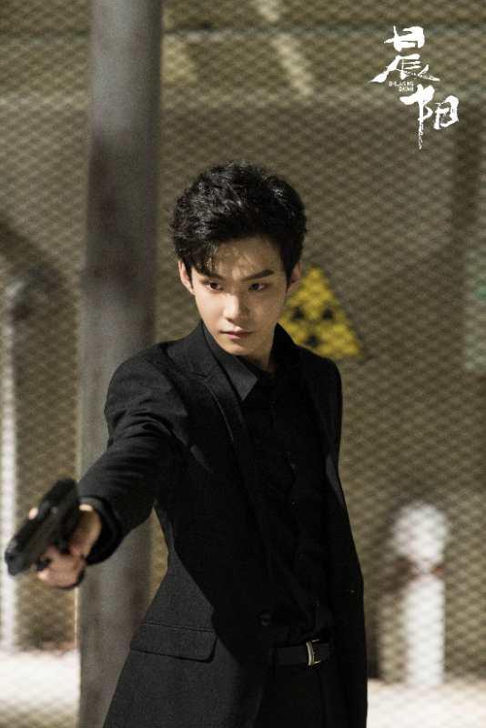 周彦辰出演《晨阳》反派 黑色系写真曝光冷峻