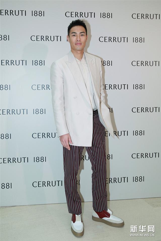 杨佑宁经典白西装亮相 演绎早春时髦_大燕网北京站