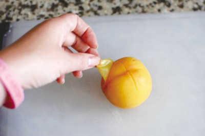 桃子好吃皮却难剥:教你轻松剥掉桃子皮