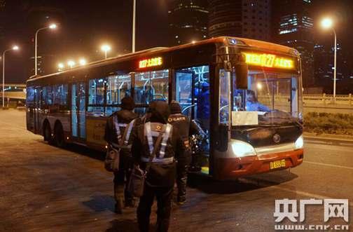 拥挤的夜27路公交 探访北京昼夜颠倒的代驾生