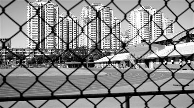 在京过半高校操场对市民设“门槛”