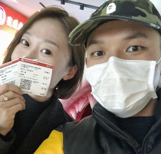 《前任3》冲击15亿 主题曲唱作人黄旭携爱妻支