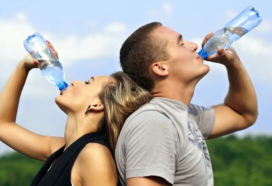 每天喝8杯水 是误解 热天大量出汗应多喝水