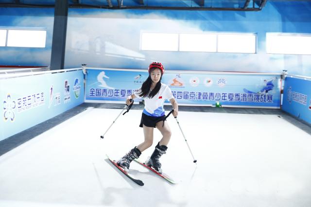 全国青少年夏季滑雪挑战赛举行 近200名小雪友参赛