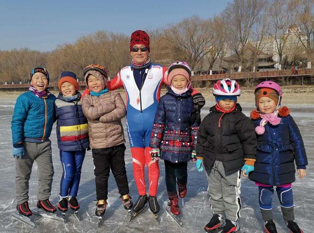 沈阳冰雪故事：86岁大爷免费教滑冰50年 带出的孩子成了清华北大高材生