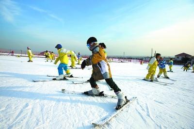 延庆当地的小学生在滑雪场上冰雪体验课(资料图)