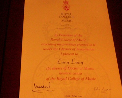 郎朗获查尔斯王子颁英国皇家音乐学院荣誉博士