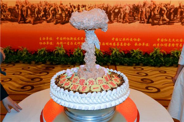 主席女婿、中国红色文化国际交流促进会会长王景清,毛主席侄女毛小青,中国科学技术协会副主席冯长根,解放军原副总参谋长张黎上将,北京军区原司令员李新良上将,北京军区原政委符廷贵上将, 解放军四总部、各军兵种、各大军区相关部门的老领导、老将军,中央机关的领导和老同志,中国驻美首任大使柴泽民同志夫人李友锋, 任弼时之女任远芳,胡耀邦之子胡德华,徐海东大将之女徐文惠等众多开国将帅后代,以及社会各届知名人士和有关新闻媒体记者,参加了纪念活动。 上午10时,中国红色文化国际交流促进会秘书长江南宣布纪念活动开始。全体起立