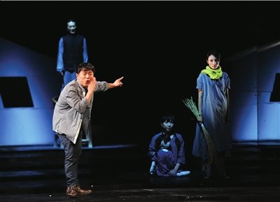  话剧 《 活着 》登陆大剧院  黄渤 演出特给劲儿_