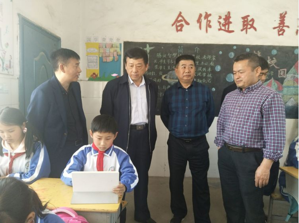 滨州市教育局局长王进东一行到石人乡小学考察