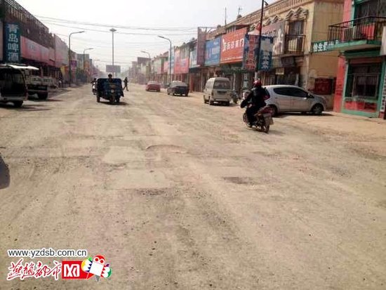 河北盐山商业街坑洼难行 破损道路亟待整修_频