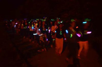 房产协办《魅力八月点亮春城》荧光夜跑活动火