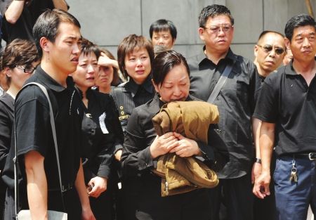 央视最高规格追悼会 万人送别罗京(组图)_新员工培训