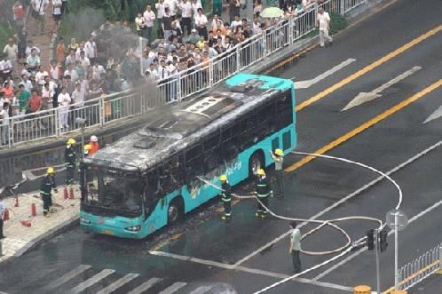 3937--深圳320路公交车自燃 <wbr>20余名乘客逃生 深圳一320路公交车自燃 20余名乘客逃生(图)
