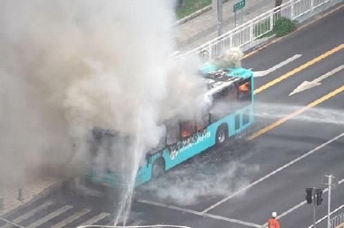 深圳一320路公交车自燃 20余名乘客逃生(图)