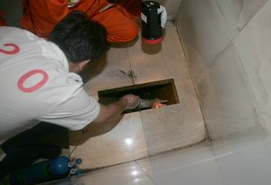 醉酒男子掉入女厕便坑