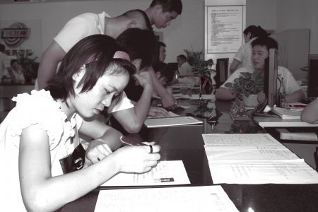 成都青羊招160名协警 首日报名者8成是大学生
