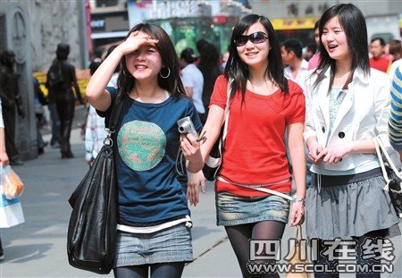 成都气温破34℃+美女闷热难耐换上清凉装(图)