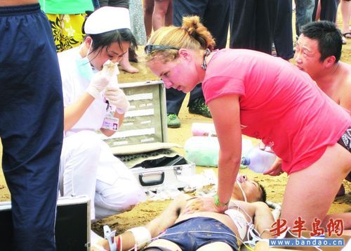 大一男生溺水 外国女子帮忙做<em>人工</em>呼吸(图)_新