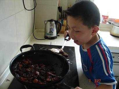 组图:八岁孩子学做梅干菜烧肉_手机拍菜