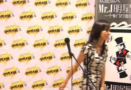 <em>史上最</em>牛发泄方式大比拼 不满评委扔<em>胸罩</em>泄愤