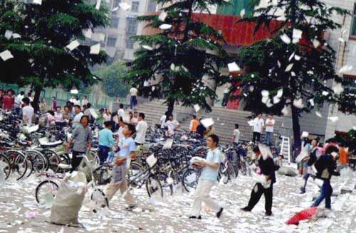 <em>史上最</em>牛发泄方式大比拼 不满评委扔<em>胸罩</em>泄愤