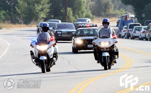 警车开道护送场面壮观(图)