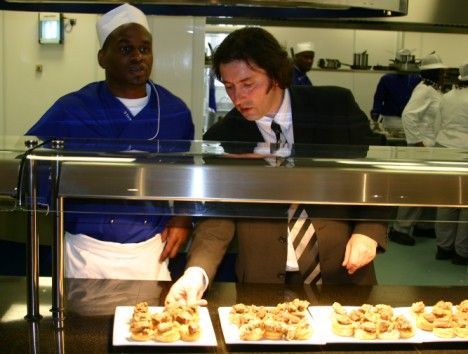英国监狱开高级餐厅 厨师服务员为囚犯_吃喝玩