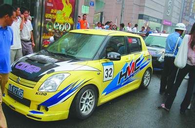 成都总府路现非法改装赛车 市民一路喊逮(图)_