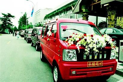 成都男子20辆红色面包车当婚车 绕城一周迎亲