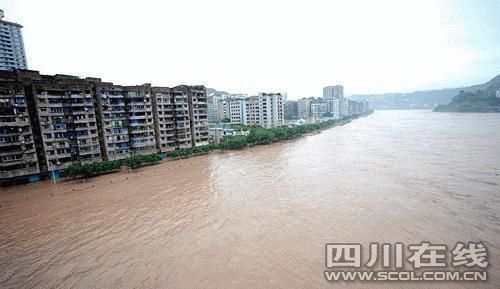 达州遭遇特大暴雨 宣汉铁索桥被洪水冲毁(图)_