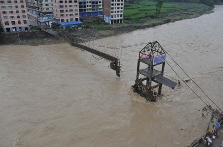 达州遭遇特大暴雨袭击 已致2人死亡2人失踪