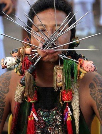 比日本更变态，太恐怖了，泰国极度自虐的乩童(胆小者请和贾君鹏一起回家吃