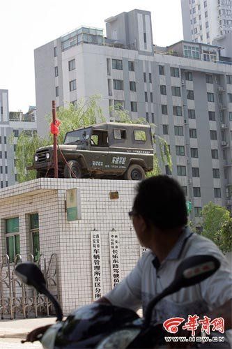 史上最牛教练车:3米高房顶成停车场(图)_新闻