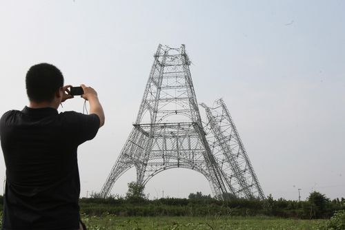 2009年7月23日19时许，河北石家庄市晋州市城区东部一在建电视塔拦腰折断，幸未造成人员伤亡