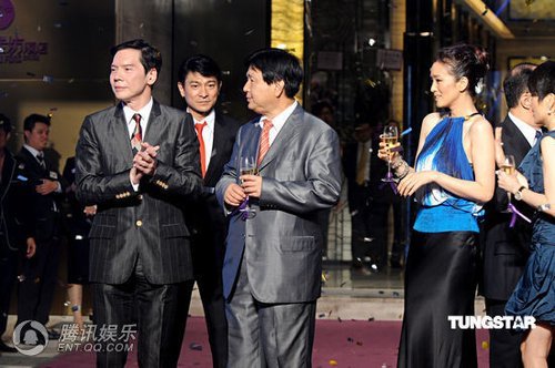 组图:巩俐盛装送香吻引骚乱 刘德华变护花使者