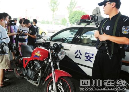 成都赋予110巡警处理轻微交通事故权力(图)_我