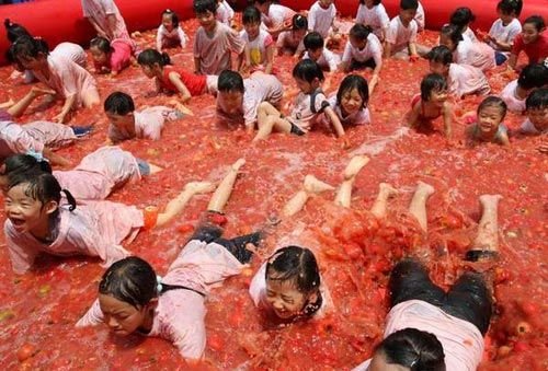 组图:韩国小学组织西红柿游泳大赛_新员工培训