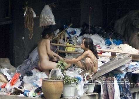 网友称阳台裸女孩可能非因贫穷