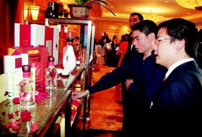 成都中档白酒跟风涨价 部分超市已断货_财经要