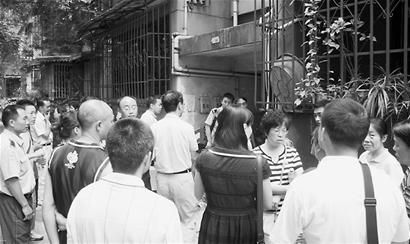 成都一中学教师厕所上吊身亡 留诀别两字_新