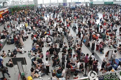 组图:双流机场焦急等待恢复航班的人群